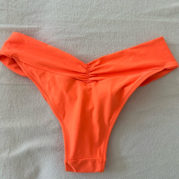 Brand new AEIRE bikini - Picture 4 of 5